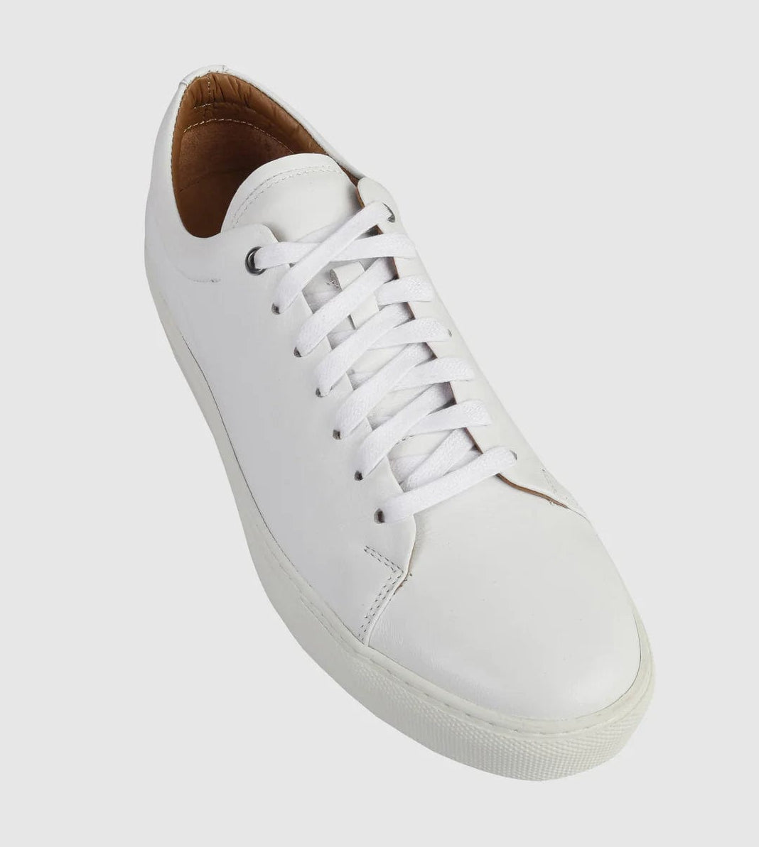 Brando’s Beamer leather sneaker with a natural rubber sole and memory‑foam comfort.