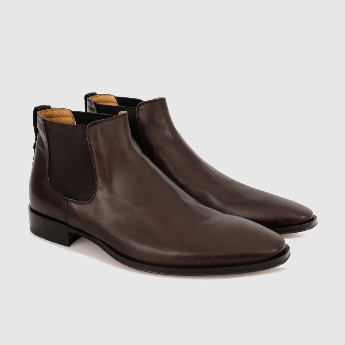 Brando’s Cesar brown Chelsea boots, crafted in Italy from smooth leather with piped edging, elastic gussets and a full leather sole.