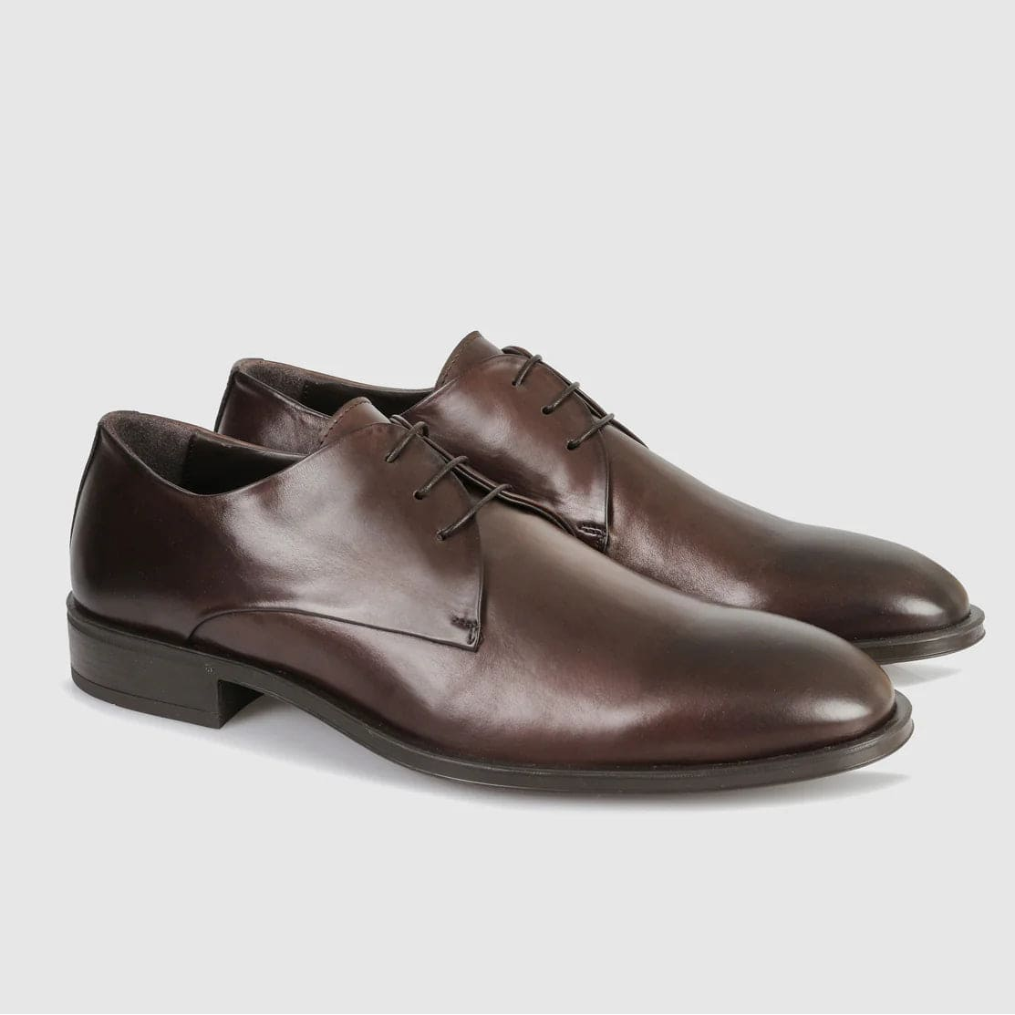 Men’s Mylo brown leather lace‑ups by Brando, featuring an elongated rounded toe, polished finish and Italian craftsmanship.