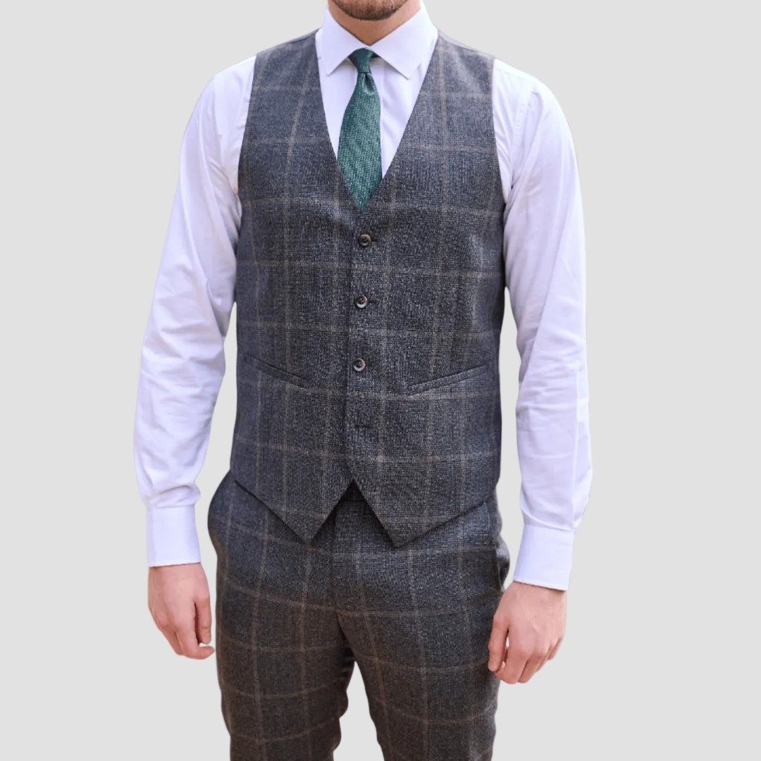 A tailored flannel vest in Fawn, finished in Super 110’s Merino Wool with satin lining. Designed to complement the Abram and Jesse Flannel pieces.