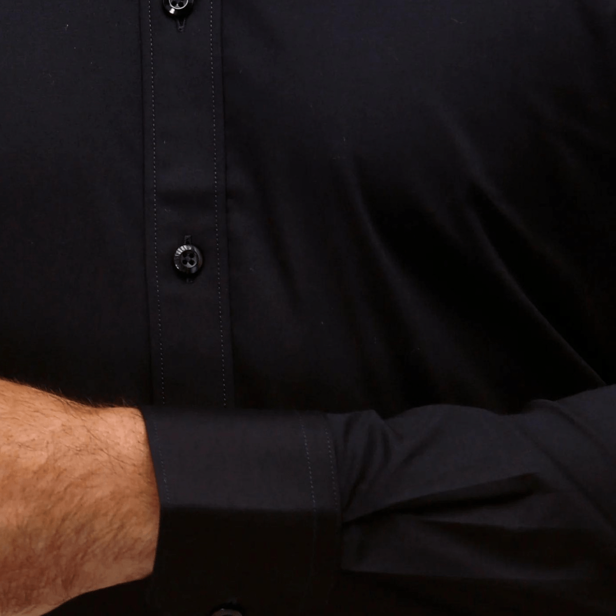 buttons of the Tailored Fit Performance Business Shirt in Navy