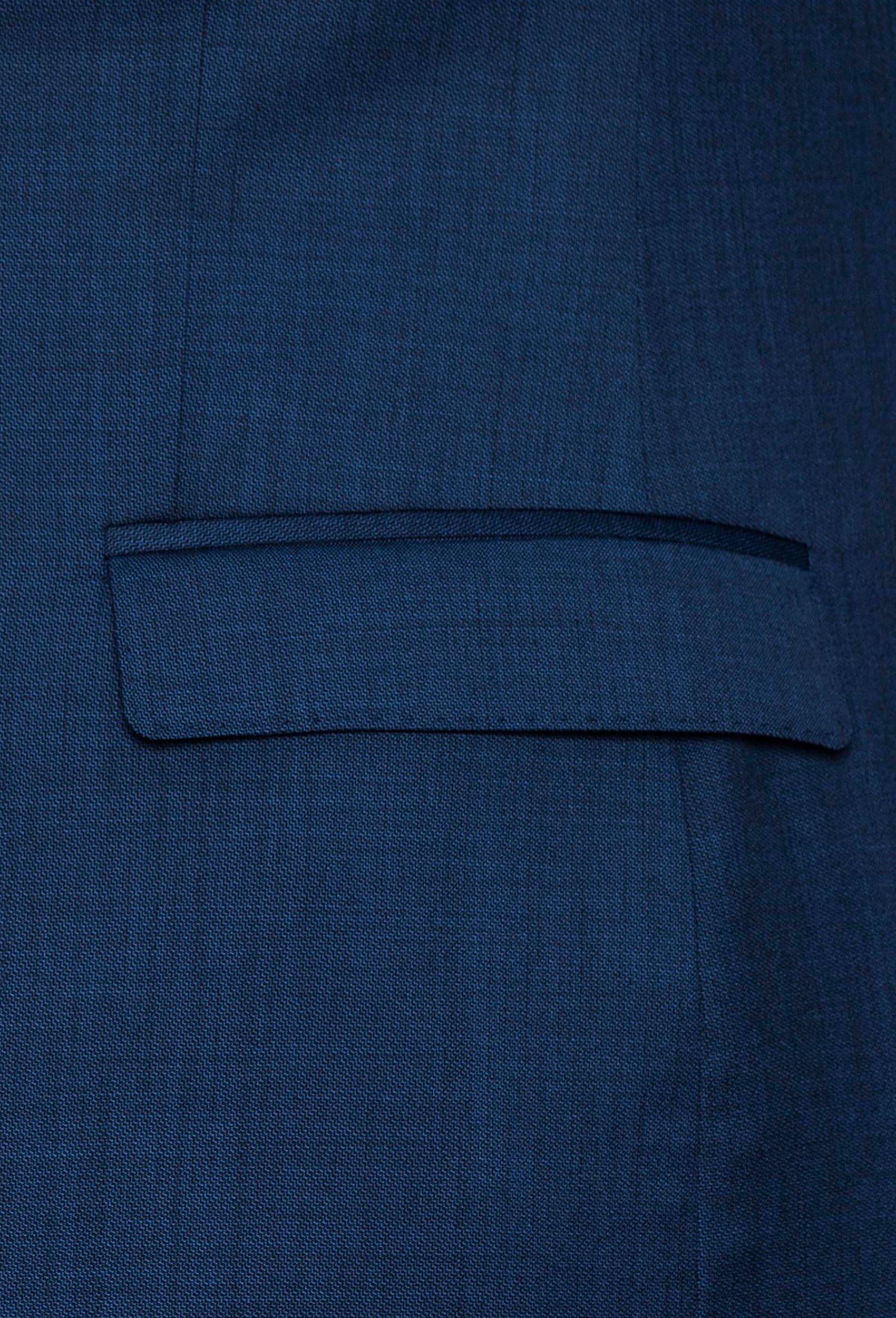 a close up of the straight pocket flap detail on the Gibson slim fit lithium suit in blue pure wool FGD019