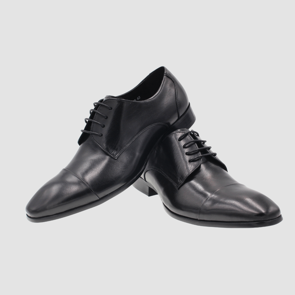 a pair of martino carolus mens leather dress shoes in black
