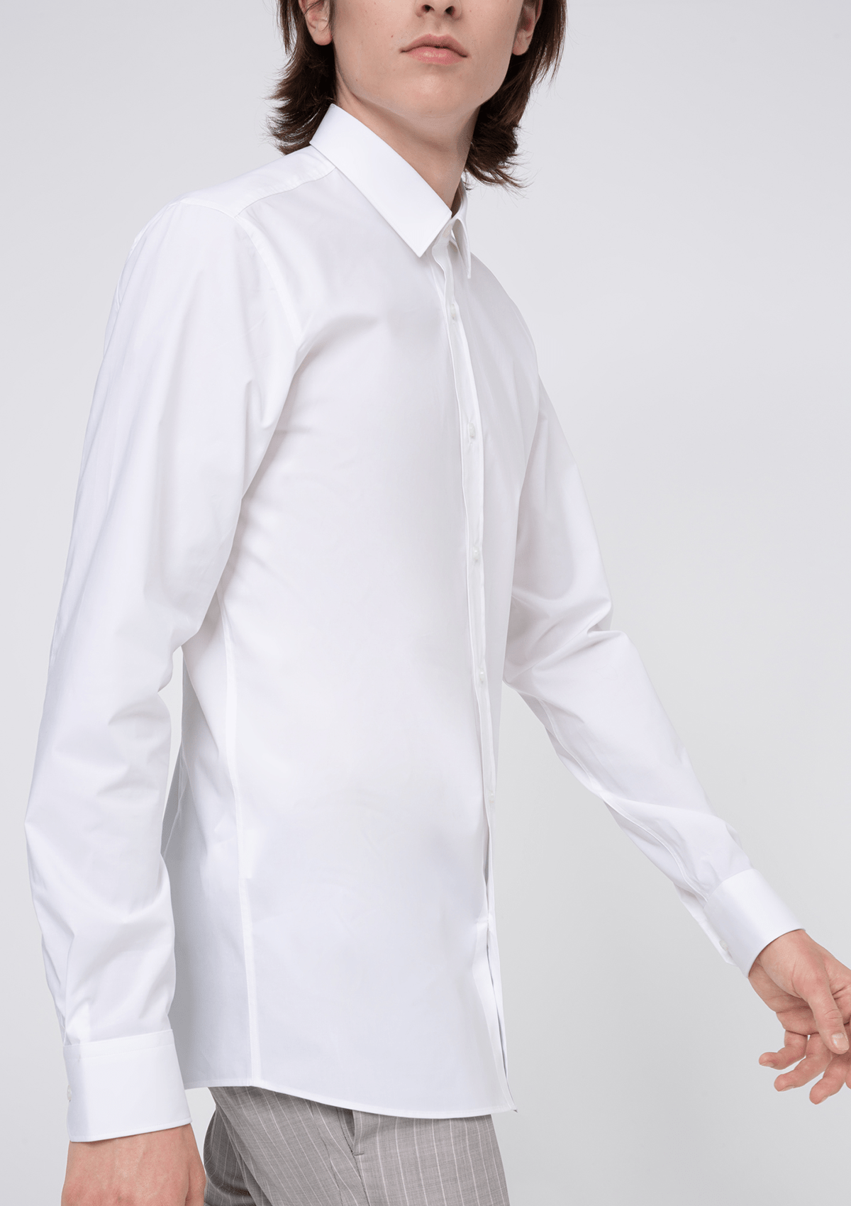 showing the slim fit of the Hugo slim fit Elisha business shirt in white pure cotton