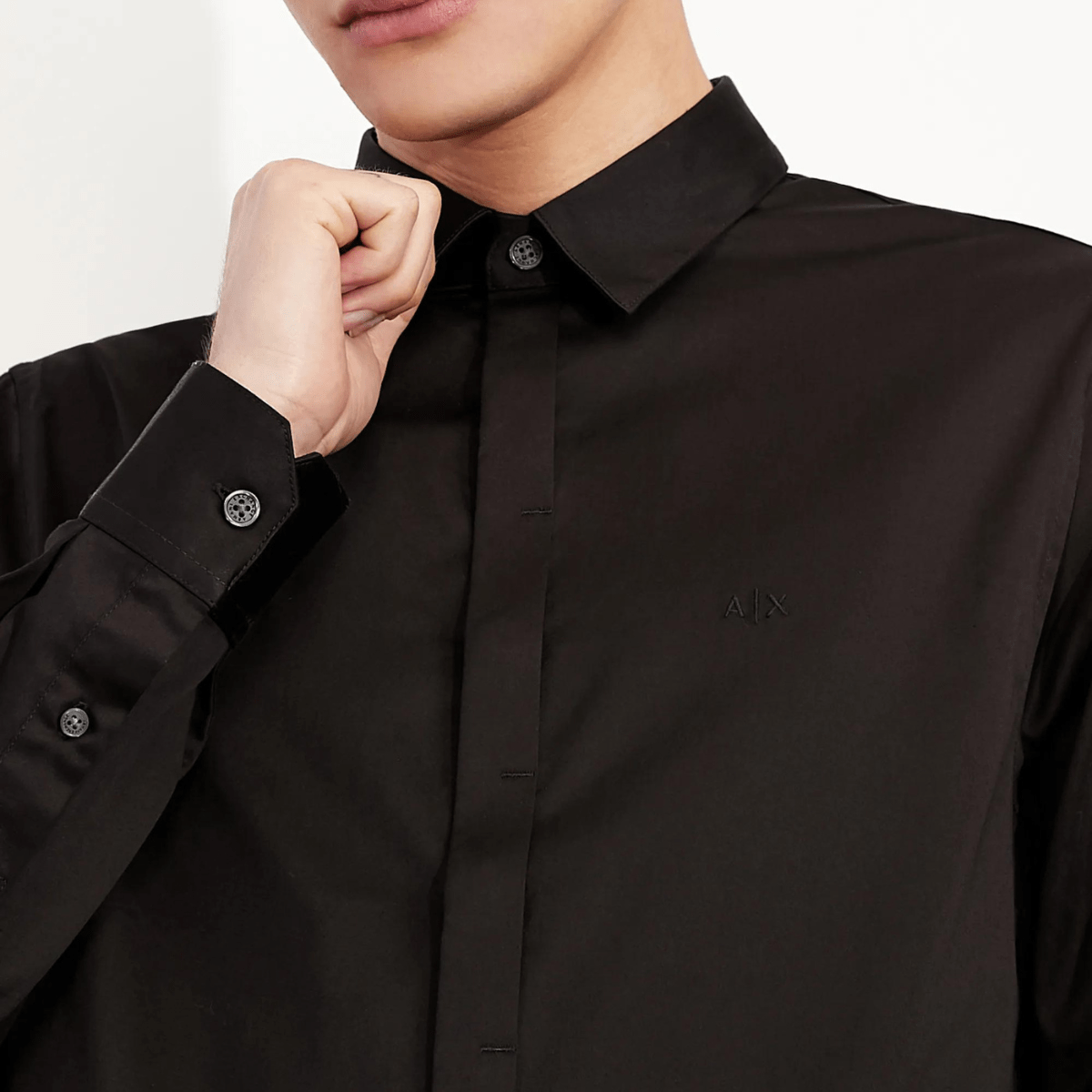 Collar and buttons of the cotton poplin shirt by Armani