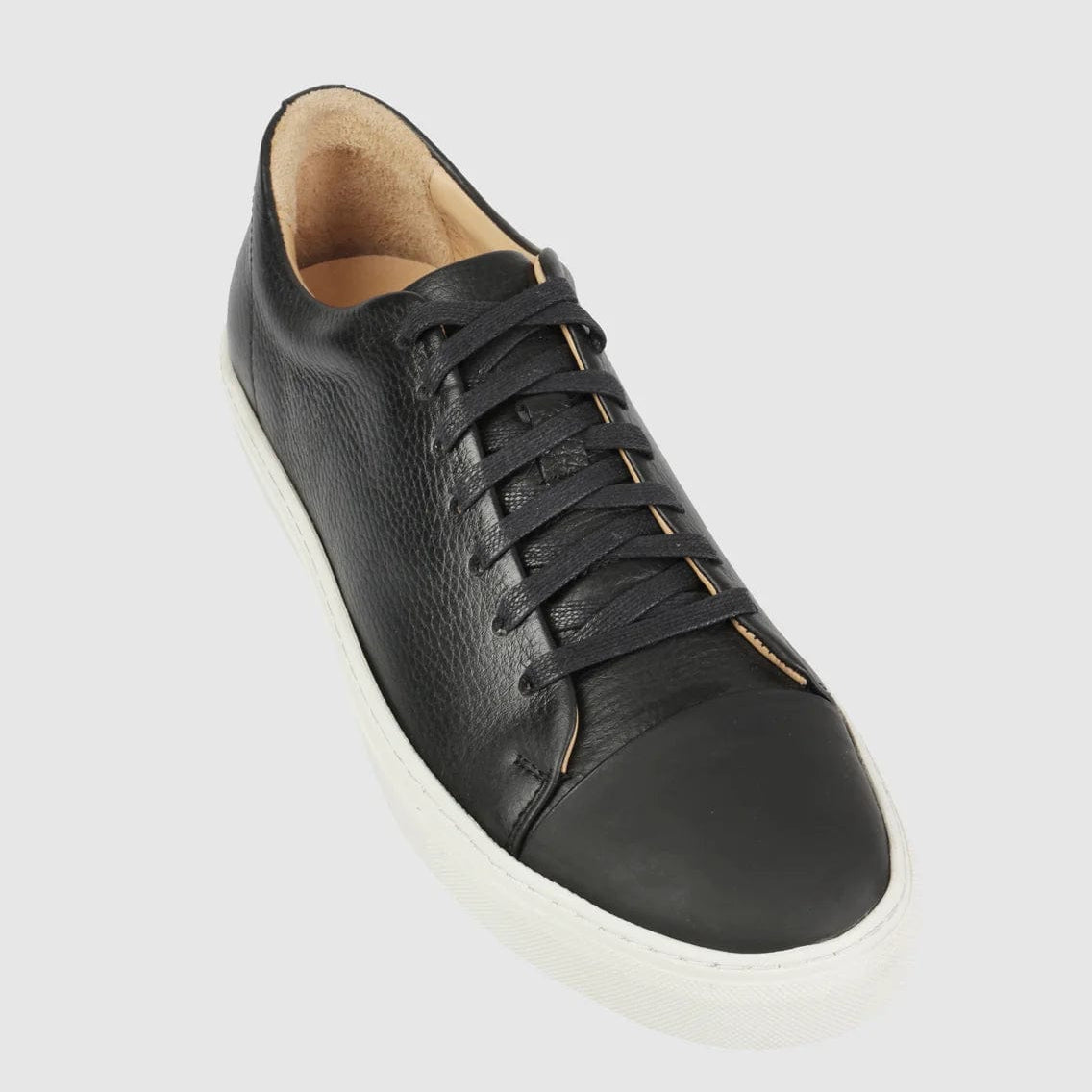 Men’s Barry black leather sneakers by Brando, featuring a pebbled shine finish, matte toe and thick white sole.