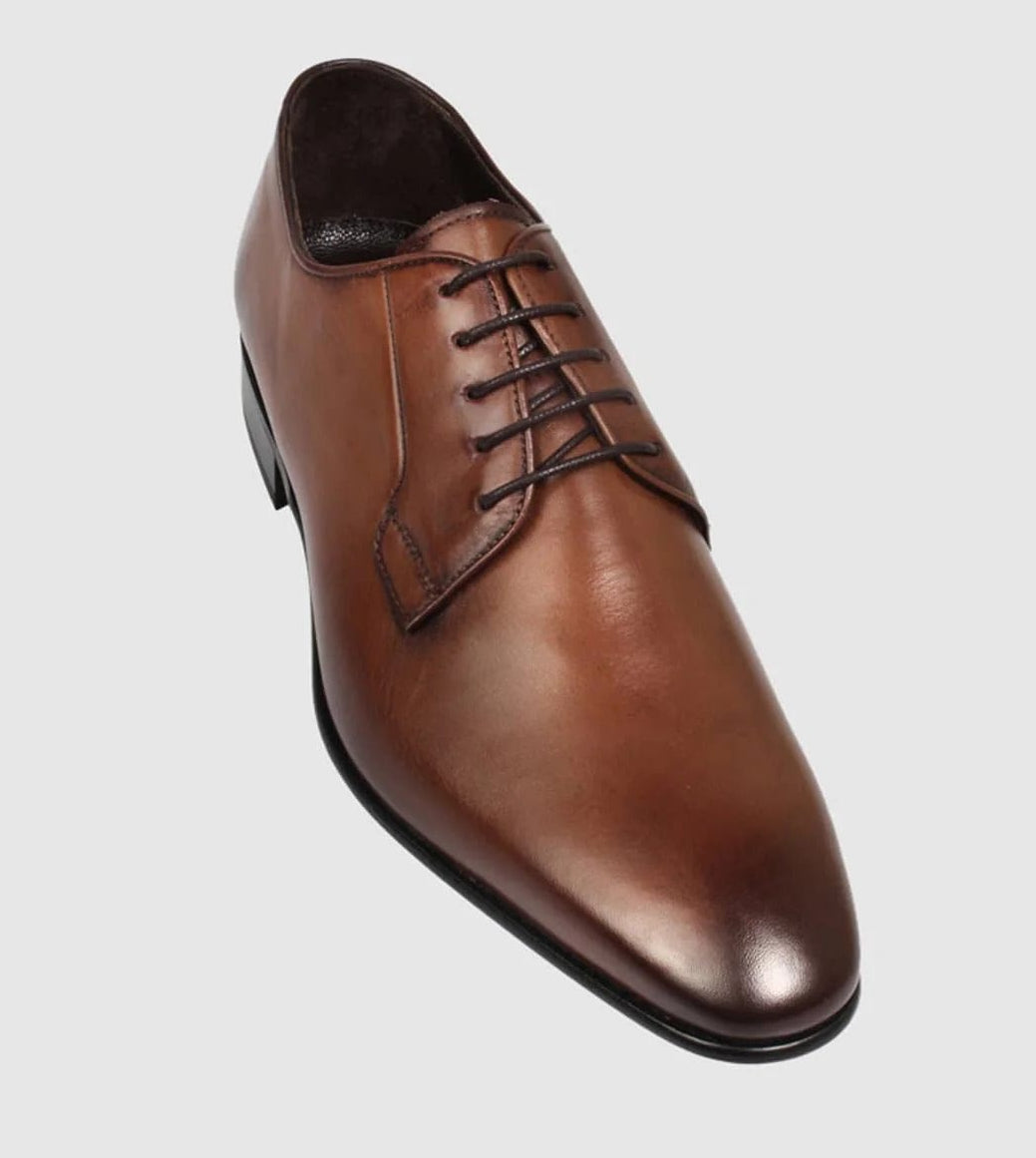 Men’s Ellis Derby shoes by Brando, crafted from polished leather with a chisel toe and stacked heel.