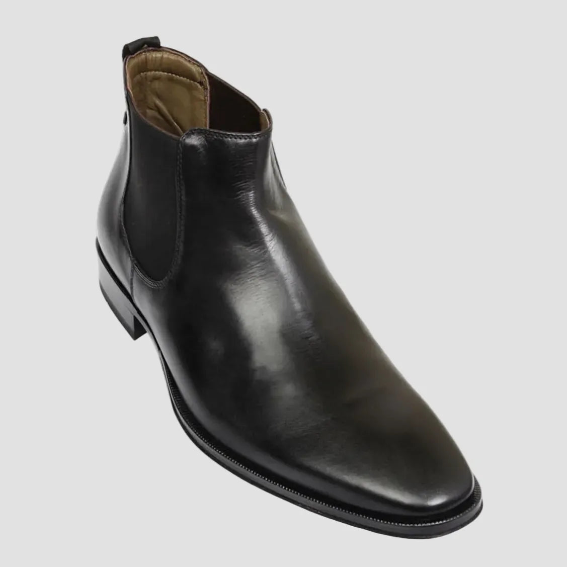 Brando’s Cesar black Chelsea boots, crafted in Italy from smooth leather with piped edging, elastic gussets and a full leather sole.