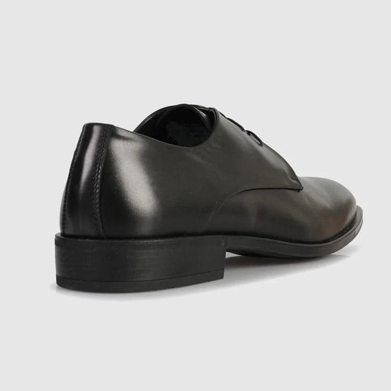 Men’s Mylo black leather lace‑ups by Brando, featuring an elongated rounded toe, polished finish and Italian craftsmanship.