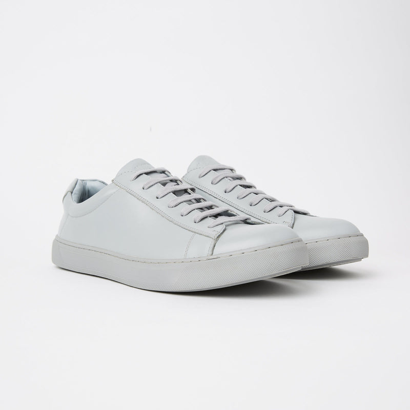 showing the grey sole and light grey leather of the mavericks cooper leather mens dress sneaker