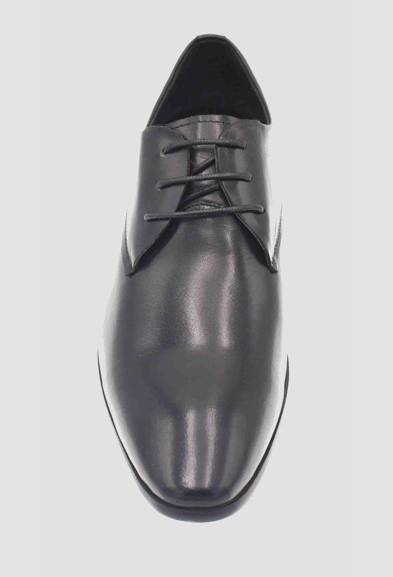 a close up view of the martino carolus leather lace up shoe in black FM194B