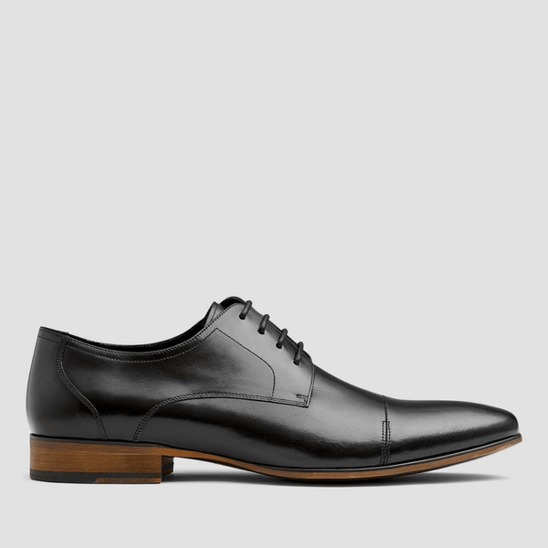 the side profile of the mens capri leather shoe in black