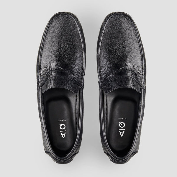 a top view of the mens aquila loafer showing the black soft textured leather and round toe shape