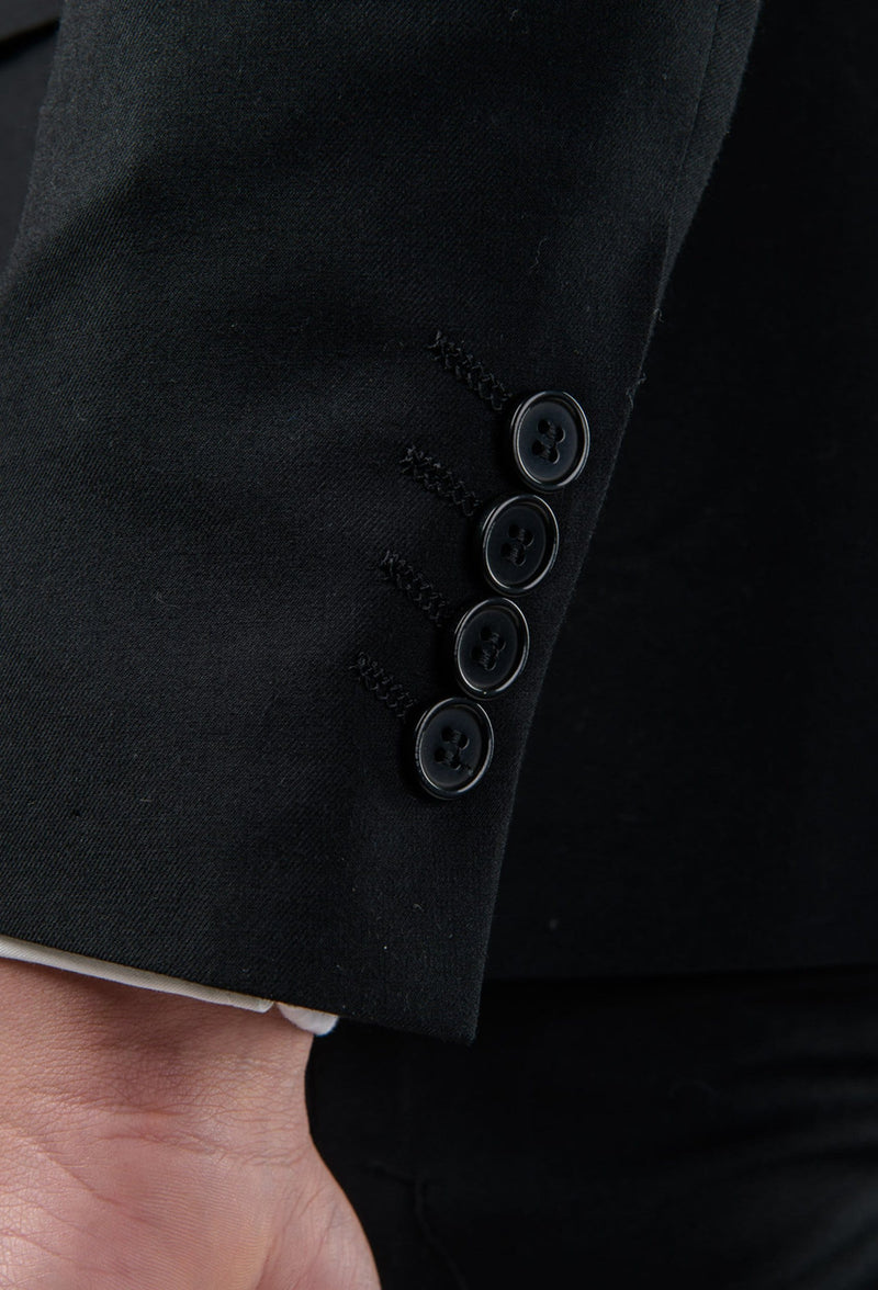 A close up of the black button detail on the sleeve of the Aston slim fit laneport suit in black A019301S