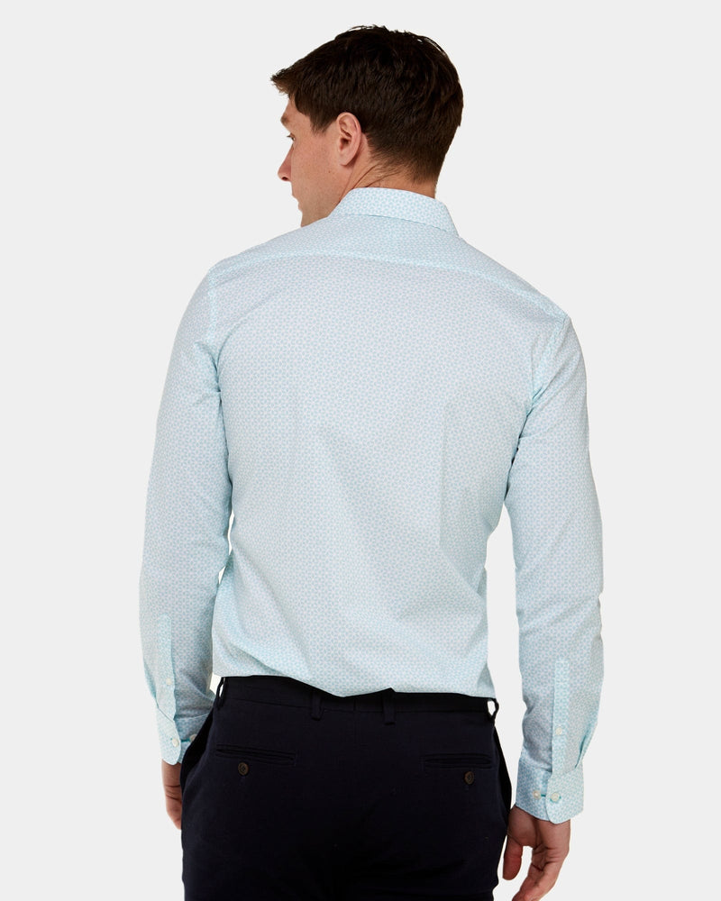 showing the slim fit on the back of the brooksfield business shirt in aqua geo print