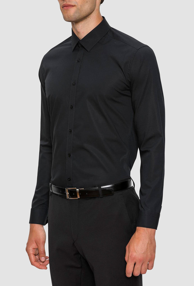 A side view of a model wearing the Gibson slim fit fierce shirt in black FGC054 including the small point collar detail and eight button front