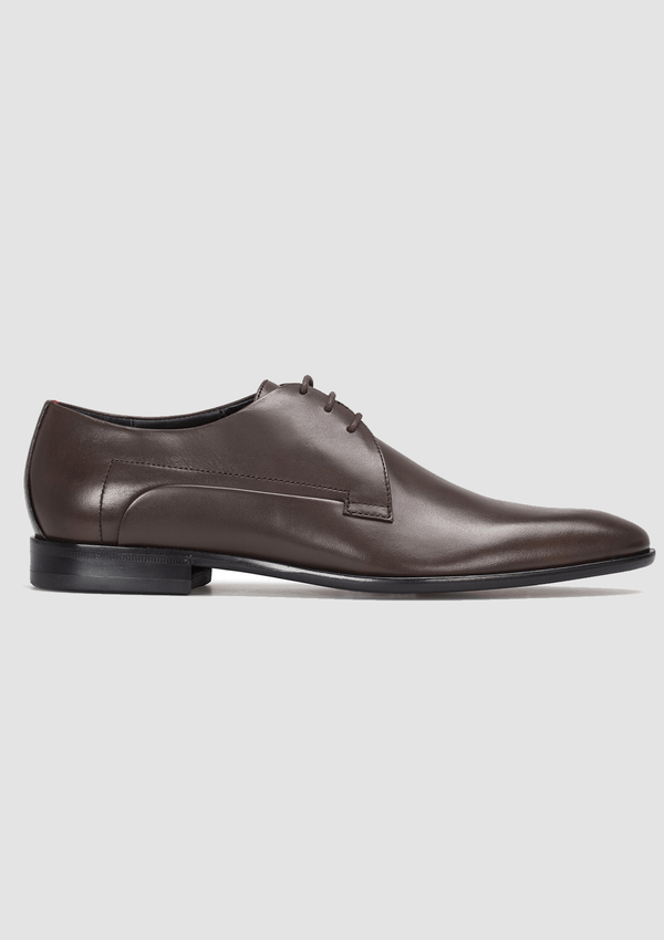 a close up side view of the hugo boss derby mens leather dress shoe in brown 