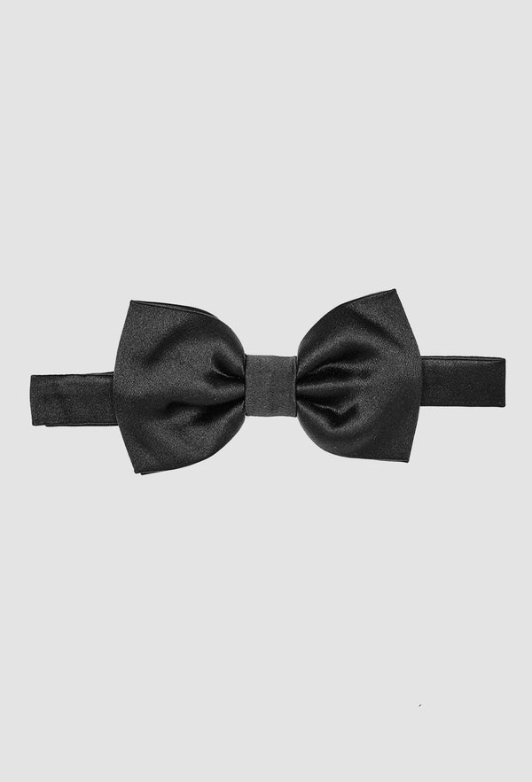 A close up view of the Joe Black classic bow tie in black PJAY000044 including the adjustable strap