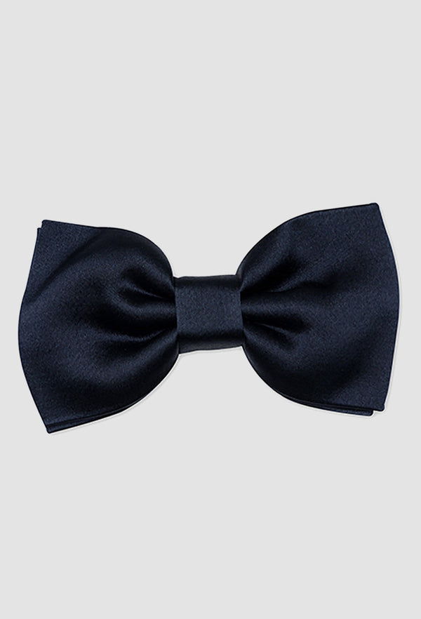 A close up view of the Joe Black classic bow tie in navy PJAY000044 on a grey background
